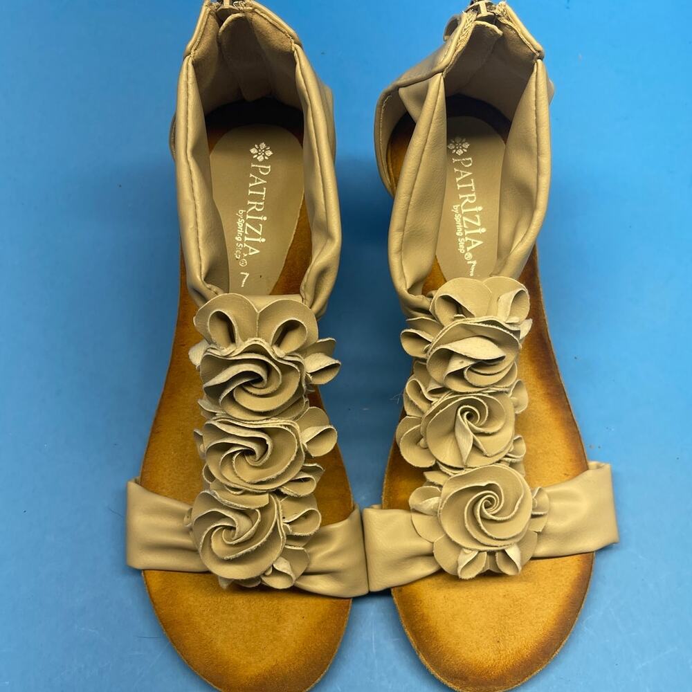 PATRIZIA Spring Step Harlequin Beige Wedge Sandals Shoes Size 7 Flowers T-Strap